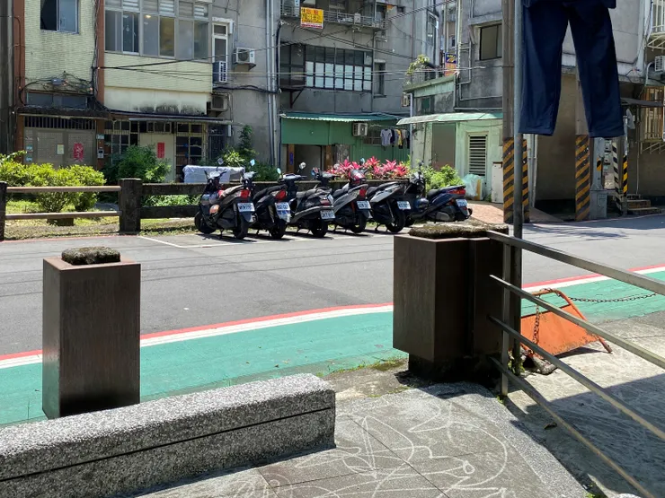 萬盛橋保留了單側護欄，另一側則拆除後，裝置在旁邊空地，讓巷道人行更為通暢。這也是「依山小綠洲」計畫的一部分成果。