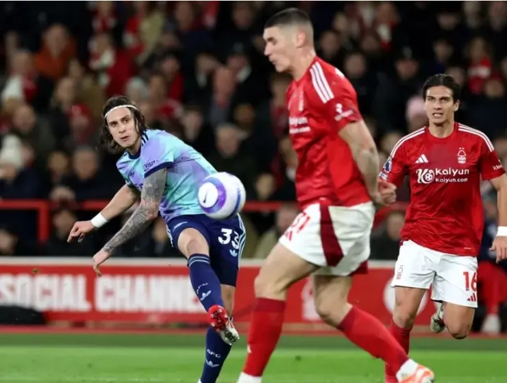 卡拉費奧利射門中柱彈出