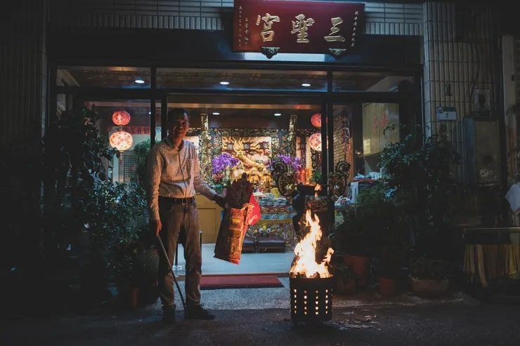 某天晚上經過平陽路的臺北三聖宮，正巧看到廟祝在燒金紙，熠熠星火吸引我的目光，而廟祝也心領神會