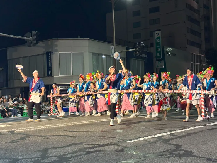 跳人，從繽紛的服飾就可以感受到夏日的熱情