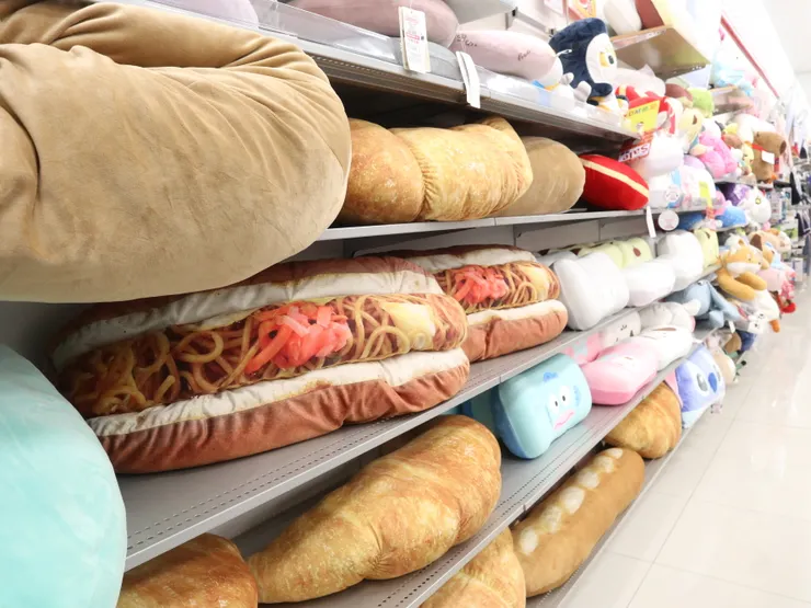  「思夢樂」巨大化熱狗抱枕。