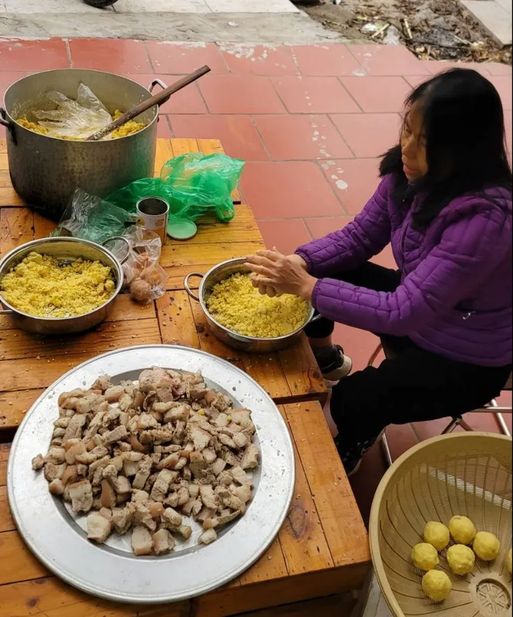 先把豬肉包到綠豆餡裡面,在揉成圓球