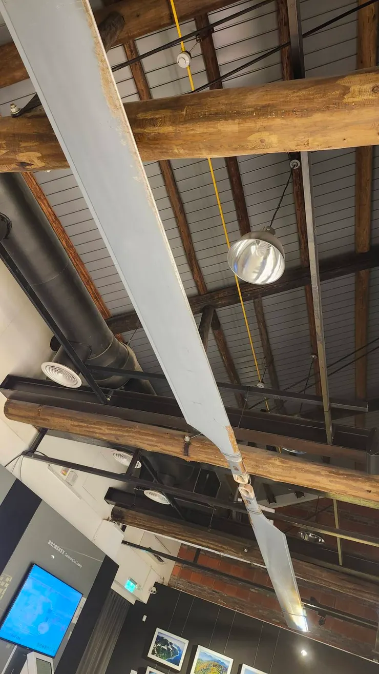 齊柏林墜機的機翼殘骸，象徵他在天堂上持續守護台灣