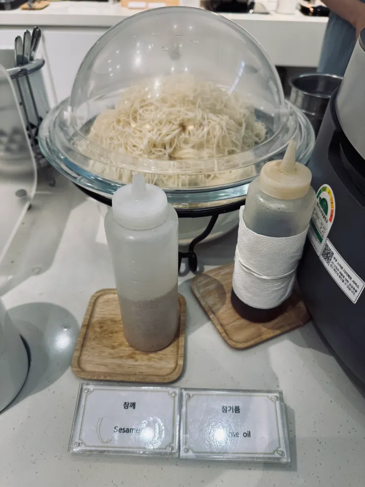 冷麵旁邊有配的醬料還有剪刀