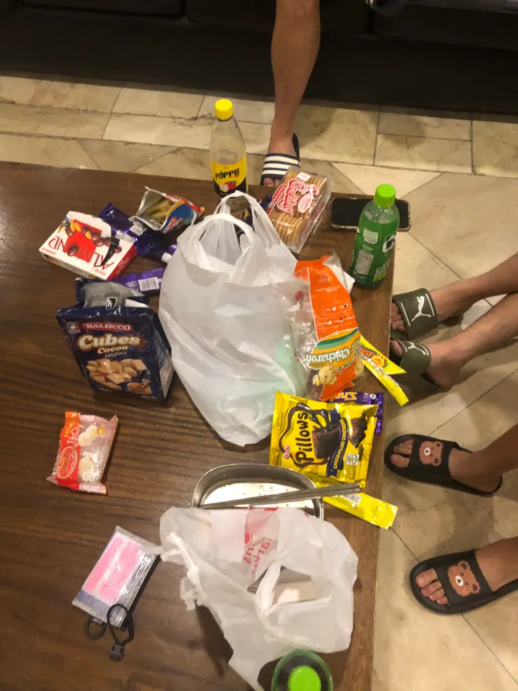 晚上的零食趴(在supermarket 買的)