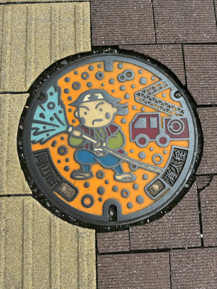 岡山是桃太郎城市，連人行孔蓋都別有桃太郎圖案唷。