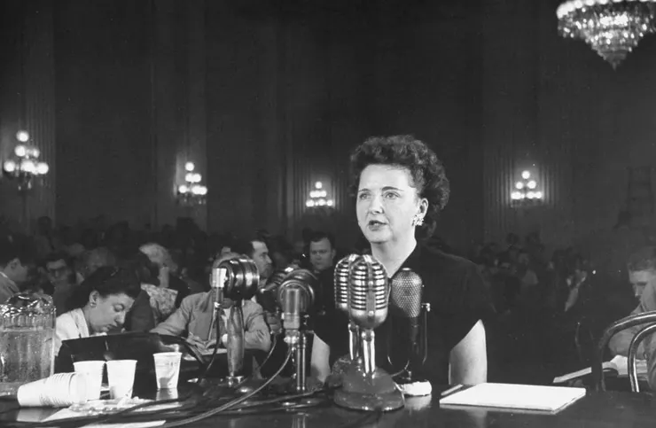 前共产党员伊丽莎白·本特利在听证会上