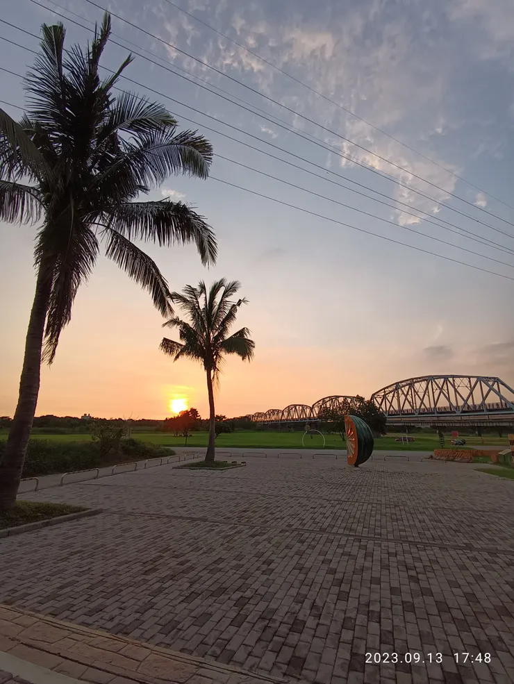 走在夕顏底河濱公園道上