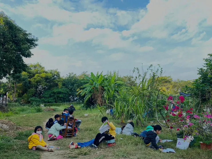 繪畫課，老師往往也會跟著孩子們一同拿起畫筆。