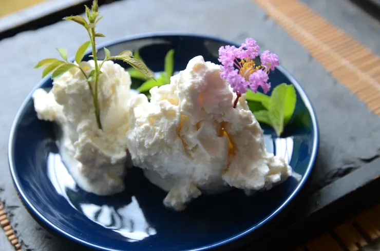 依照〈蘇合山賦〉所描述的酥山，上頭嵌插著一些彩樹與紅花，儼然就像個山水盆景，我們也在自製的酥山上裝飾著玫瑰綠葉與花朵(紫薇)