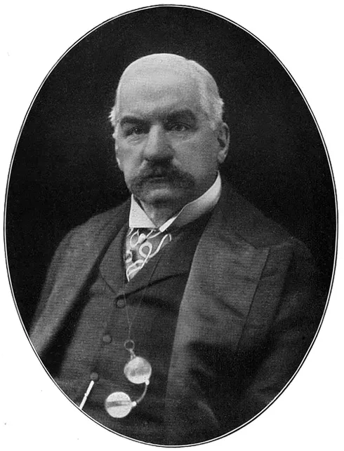 約翰・皮爾龐特・摩根（J. P. Morgan），美國金融家。1907年銀行大恐慌期間，摩根曾私下協調銀行界資金調度，穩定金融體系，凸顯當時美國缺乏官方「最後貸款人」的制度。（公有領域）