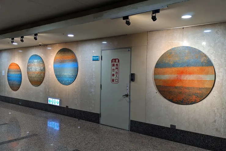 心球如星星般點綴著天空，藍的深邃如同無垠的海洋，橙的溫暖如同夕陽的餘暉，每一顆心球都是一個世界。西元2023年11月，心球、空間與時間的對話。