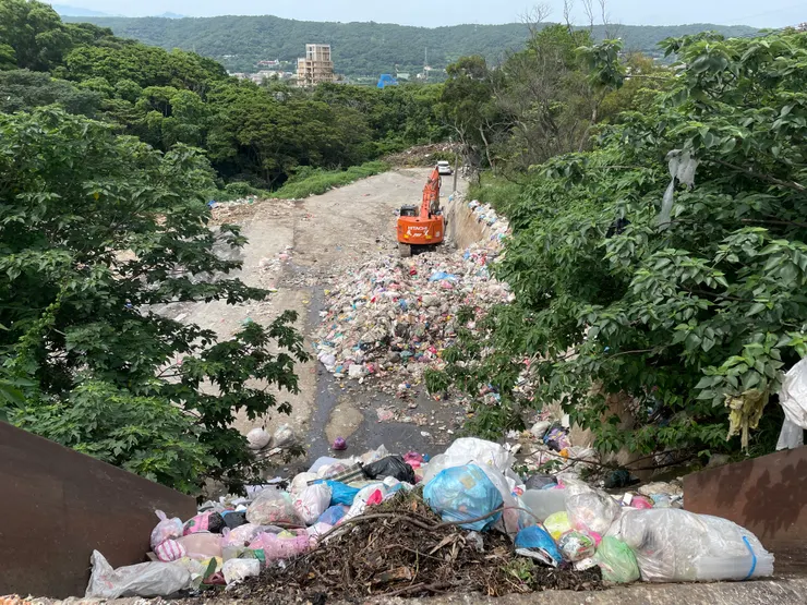 這是垃圾堆積的樣子，算少量的，但只要堆著，就有機會產生澡氣，引發火災。這是新埔垃圾場垃圾堆放處