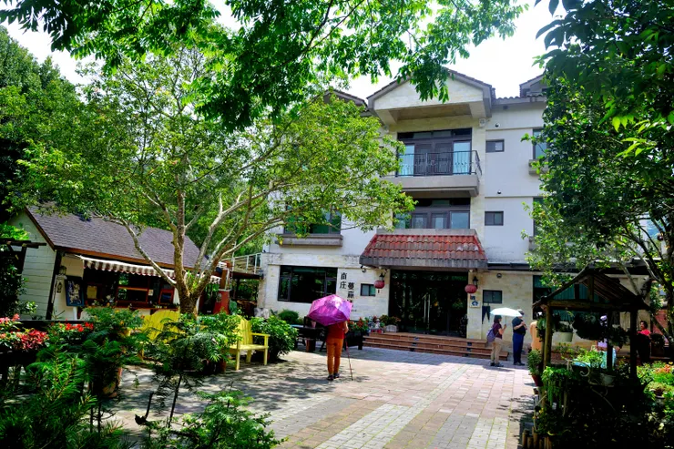 【一宿幸福過客退房後不思重返，走訪南苑與蔓森活為明年打算。在橄欖樹午餐後，往四十二份湧泉步道途中順便探訪蔓森活。】