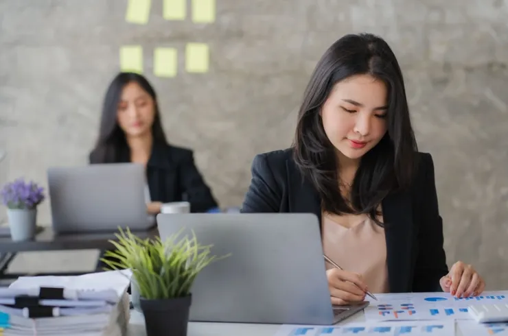 即便正職工作薪水不高,但是嘗試創業初期也不要放棄正職工作,雙頭進行會讓妳更有餘裕。圖/123RF圖庫