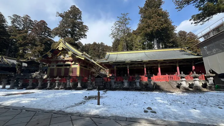 其中最引人注目的「上神庫」,以金與朱紅交錯的條紋外牆設計,展現了桃山文化的華麗風格。