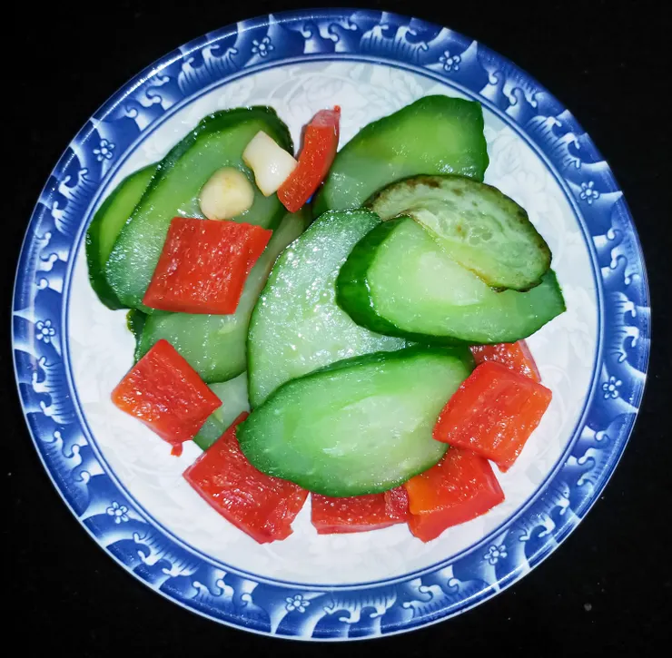 小黃瓜 + 紅色大甜椒， 過熱水， 再少油攪拌幾下，