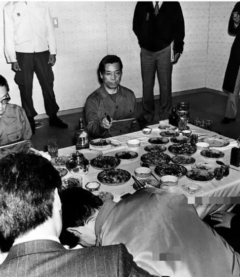 朴正熙於1979年10月26日遭親信金載圭刺殺,此後韓國政局陷入另一波動盪。圖為朴正熙遇刺案的案發現場資料照。(圖源/騰訊新聞)