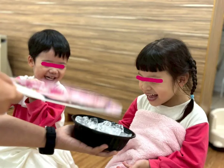 把冰塊的風吹到孩子臉上，邊吹邊說以前皇帝也是這樣解熱的喔～