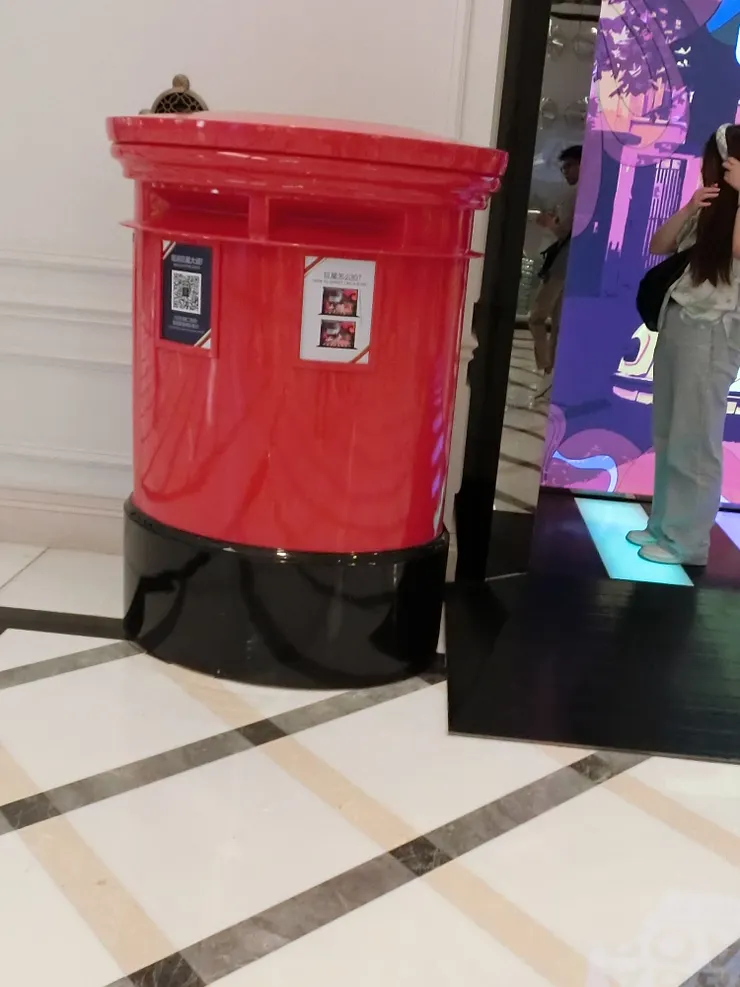 紅郵筒也是以前香港的特色，但現在消失了。