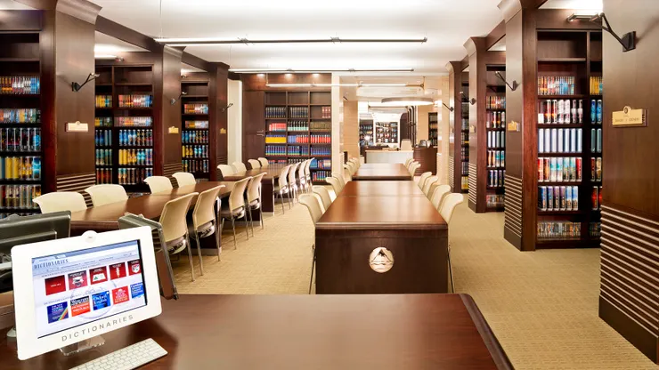 山達基教會內的圖書館，展示創始人L.羅恩賀伯特所有的教材提供閱讀