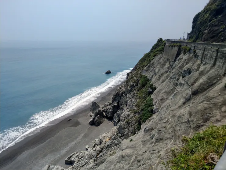 前方的道路也是驚險萬分。
