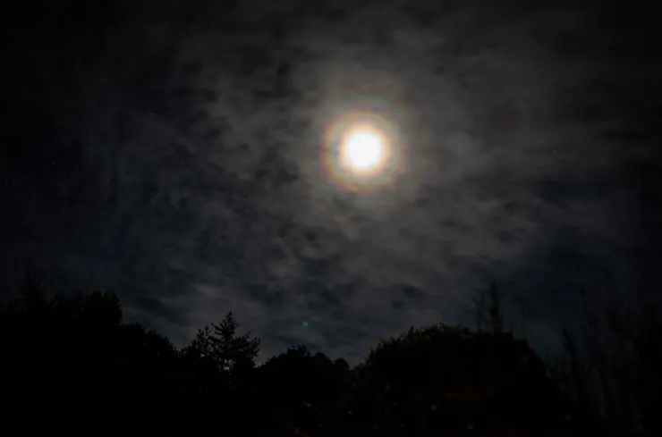 一樣的月光(?)使用LEICA M10-R上腳架拍攝的效果,給大家比較一下全幅相機光圈1.4的同焦段(28mm)鏡頭拍攝的效果。當然雲會飄來飄去讓畫面不太一樣就是。