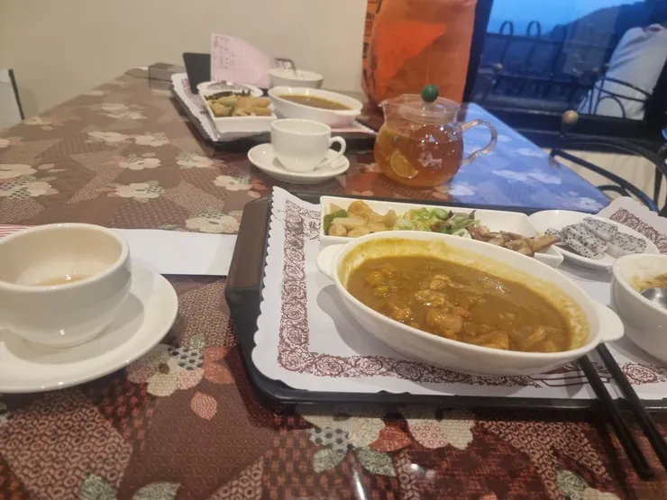 圖9：「海悅」，一次是早上來喝熱茶，一次是晚上跟新朋友來吃晚餐