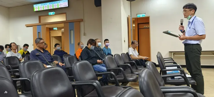 【應變小組集合，輪值經理宣導工安注意事項，確定任務分派。】