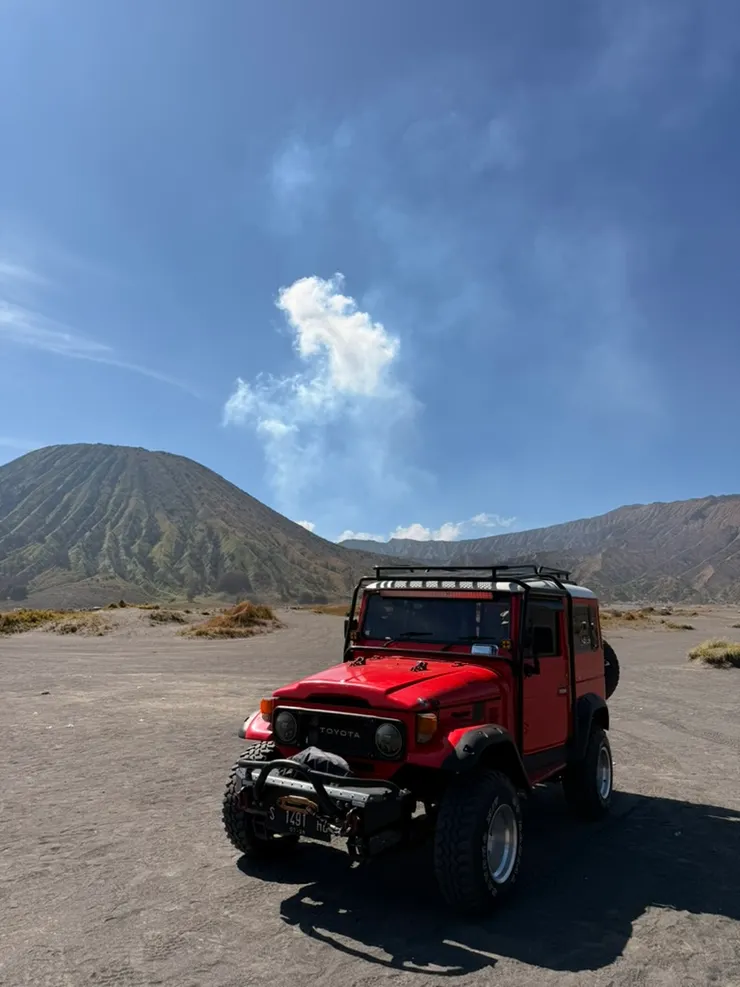 在戈壁拍吉普車形象照