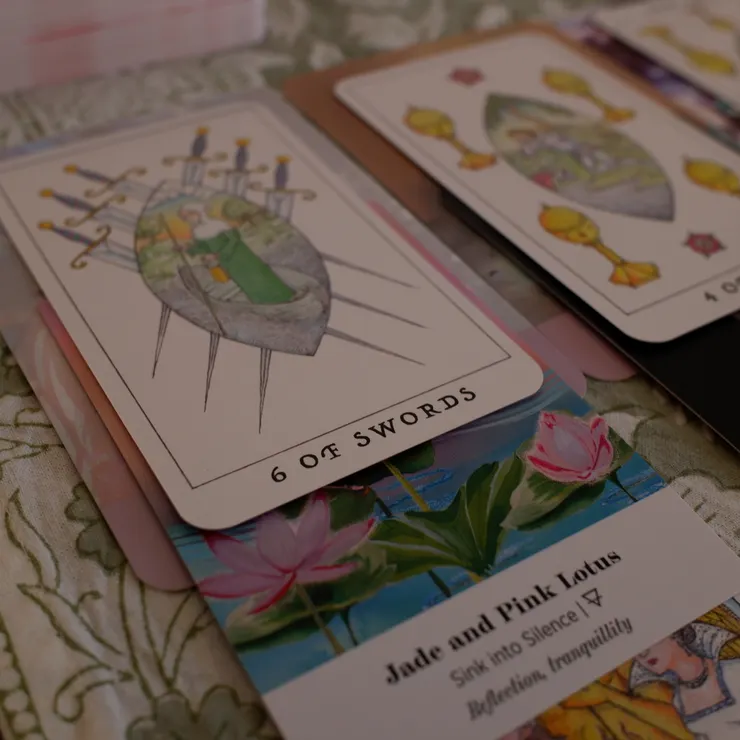 金幣國王打扮成一個普通人，穿著斗篷，滑船槳度過了幽深的河流。