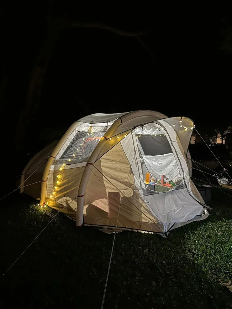 迪卡儂奶茶帳，一人也可輕鬆搭帳；畢竟累的都是我老公，我才寫的出輕鬆。穿骨帳一定要互助合作，我就是在老公打氣時在旁邊稍微扶著屋頂在旁