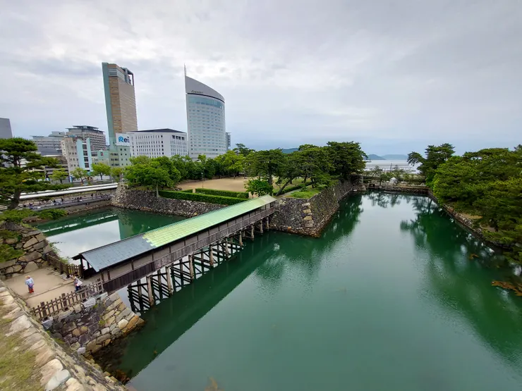 由天守台下望海水護城河內堀