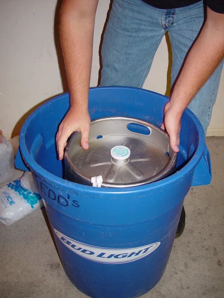 先把整桶酒放進大垃圾桶裡。