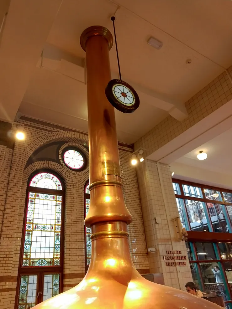 我對背後的彩繪玻璃更有興趣