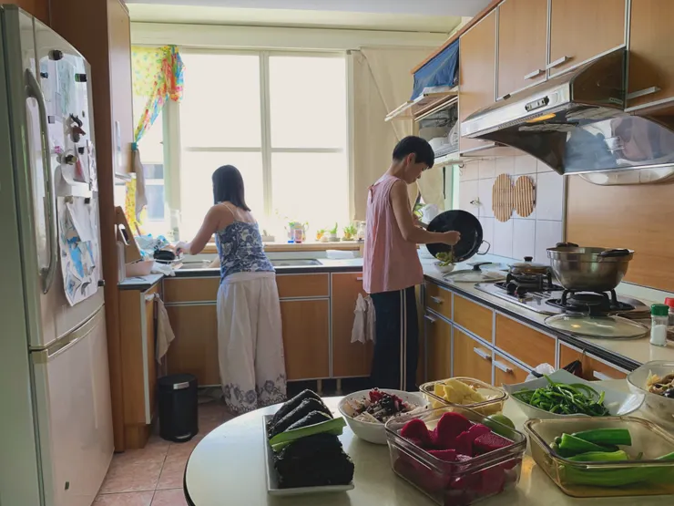 廚房與客廳之間加上多功能小吧台，讓做菜的人不孤單，家人、朋友一起備料，餓的時候也能在這裡簡單用餐。