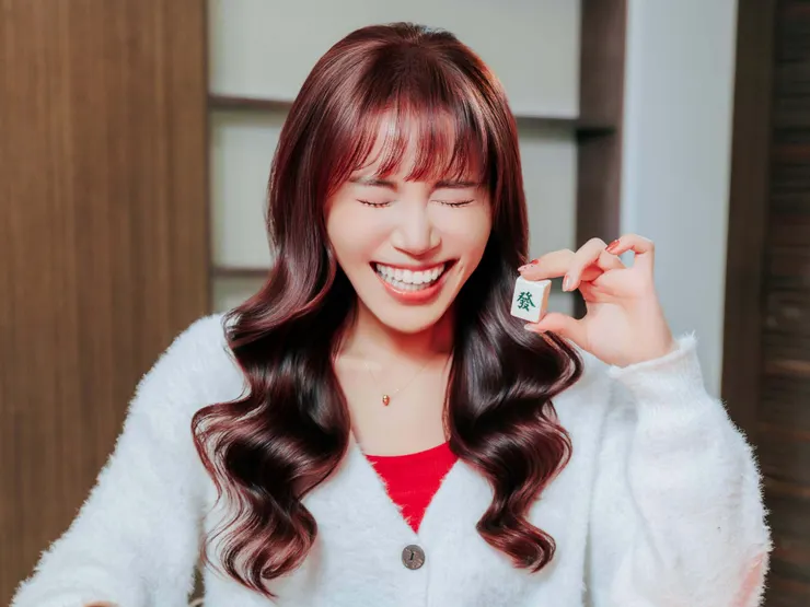 圖說：曼都髮型推薦「莓果紅棕波紋捲」，不僅顯白更能在牌桌上氣場全開，是新春開運的首選髮色。（資料來源：曼都髮型）