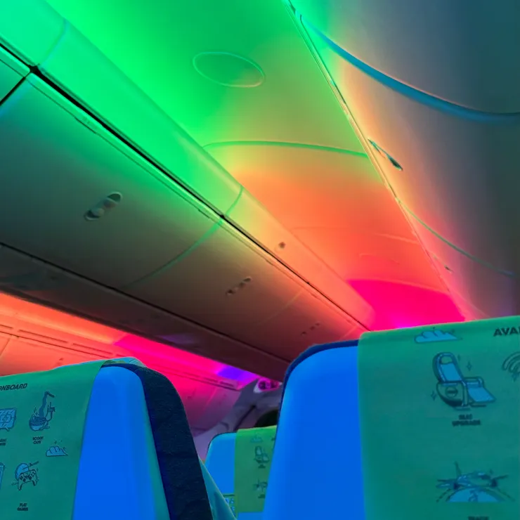 很迷幻的機上燈光