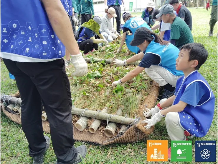 小朋友也加入了搭設浮島的行列,而這個工項主要是要把十數種的水生植物均勻佈植在浮島的竹縫間,再用有保濕功能的水苔當介質,填塞在植物的根系與竹縫間