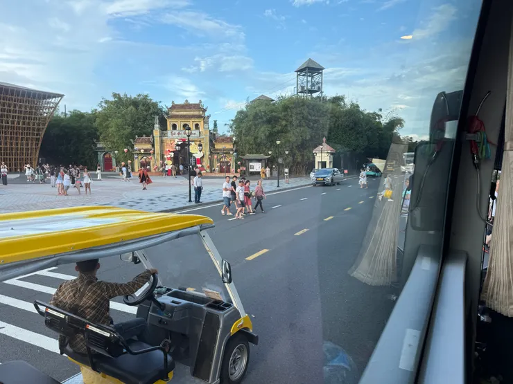 行人跟車子可以共存於這片馬路上