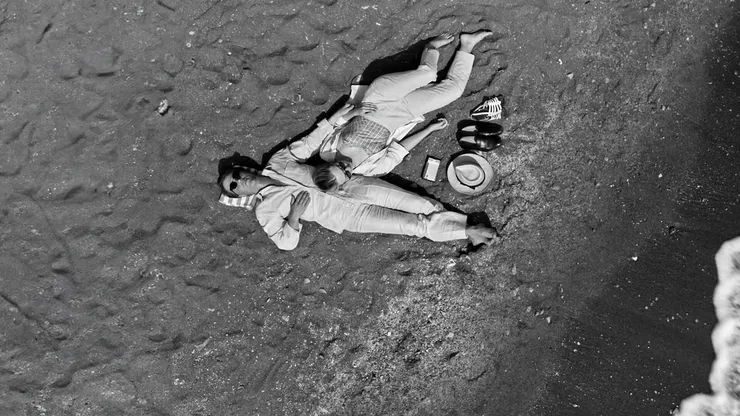 迪基與瑪姬在阿特拉尼的海邊沙灘躺著,圖片來源:Netflix