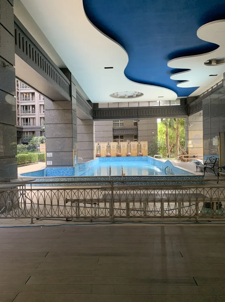 有一個夏天開放的半開放式游泳池。