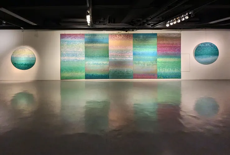 積吶虹光，〈青天白日滿地「虹」〉，壓克力顏料、宣紙。