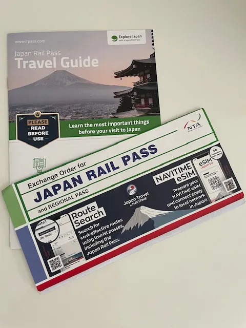 對比舊的 Euro Rail Pass，日本的收據比較詳細，還附有一本簡介。（照片來源：作者）