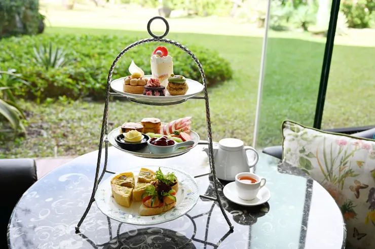 大廳酒吧三層英式下午茶每套1,180元+10%起,集結4款鹹點與4款甜點,旅人可在挑高明亮的空間中,享受悠閒午後時光。圖/墾丁凱撒提供