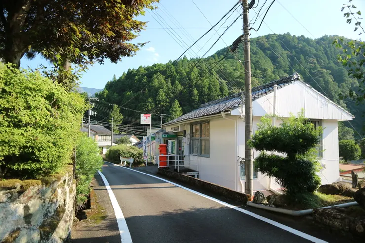 接著看到小口小鎮中心的一條街