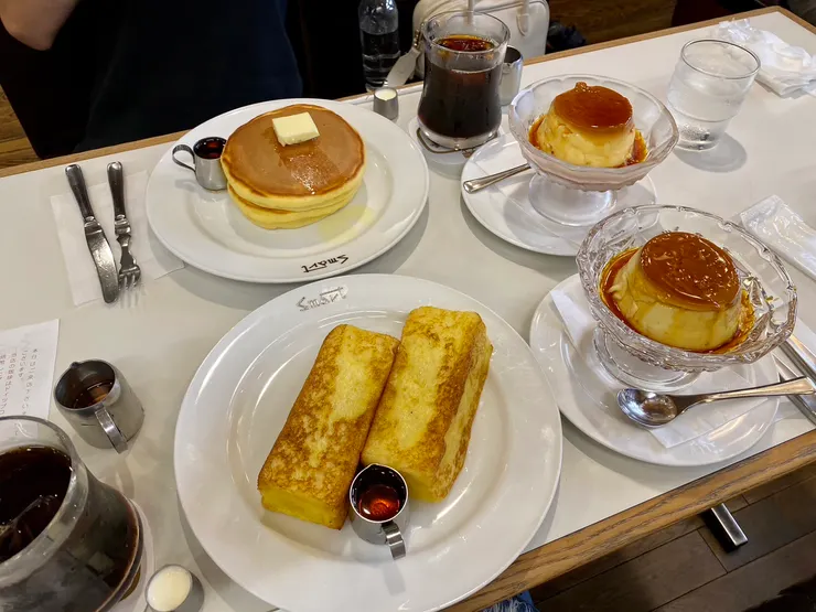 旅伴說鬆餅比昨日好吃很多；法式吐司蛋味、奶油味超香；布丁一不小心一人點一個，真的超飽。