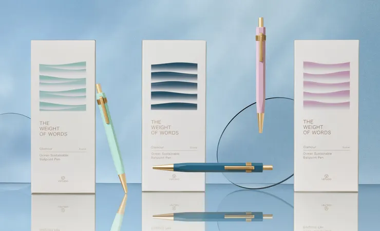 圖說：特製筆夾延續物外YSTUDIO的質感簡約風格，與海洋永續筆款緊密結合，隨時隨地俐落書寫，讓文字成為日常。（資料來源：物外YSTUDIO）