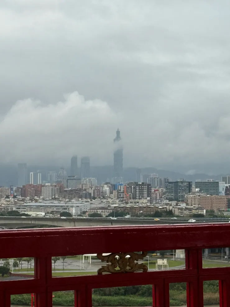 雲霧裡的101，別有一番韻味