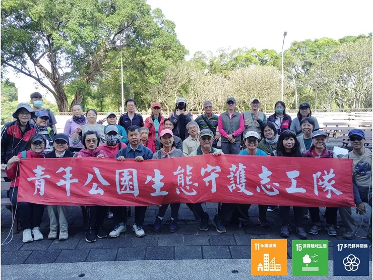 開工前大夥兒先在音樂台前合照